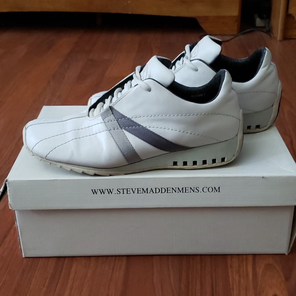 Steve Madden. Great pair of casual shoes.